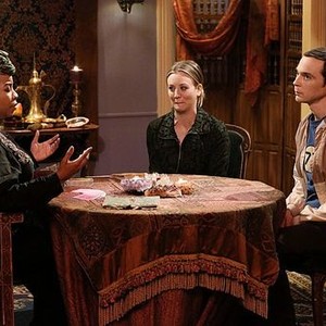 The Big Bang Theory, Kimberly Hebert Gregory (L), Kaley Cuoco (C), Jim Parsons (R), 'The Anything Can Happen Recurrence', Season 7, Ep. #21, 04/24/2014, ©CBS