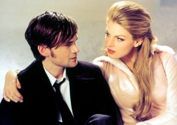 Arena 　november 2000 Angela　Lindval Arena november 2000 Angela Lindval Model Angela Lindvall walks in