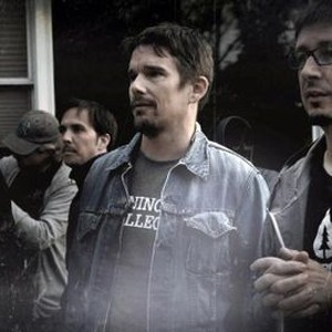 SINISTER, from left: cinematographer Chris Norr, Ethan Hawke, director Scott Derrickson, on set, 2012. ph: Phil Caruso/©Summit Entertainment