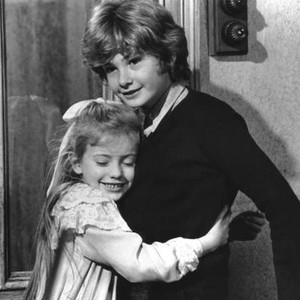 WHO SLEW AUNTIE ROO?, Chloe Franks, Mark Lester, 1971