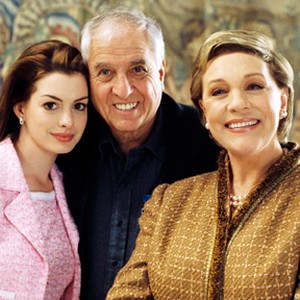  Director Garry Marshall (center) poses with his beautiful stars, Anne Hathaway (left) and Julie Andrews (right).