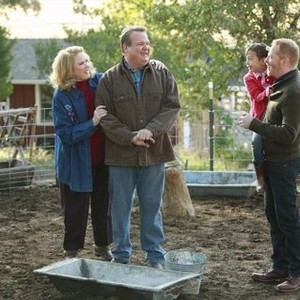 Modern Family, from left: Celia Weston, Eric Stonestreet, Aubrey Anderson-Emmons, Jesse Tyler Ferguson, 'ClosetCon '13', Season 5, Ep. #8, 11/20/2013, ©ABC