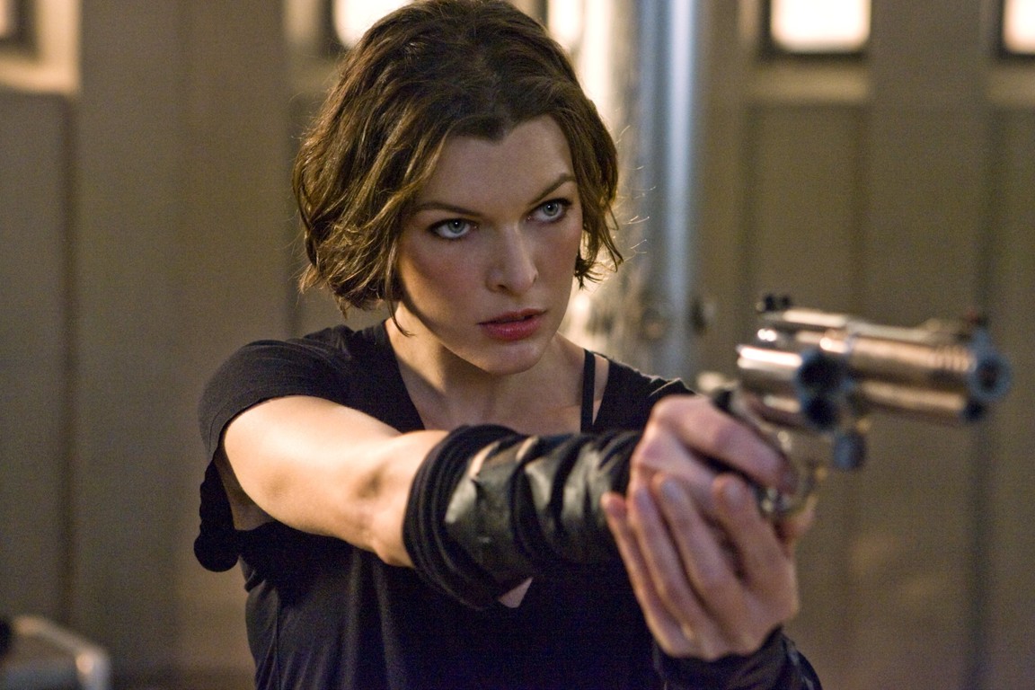 Karakter Alice diperankan oleh Milla Jovovich.