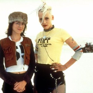 TANK GIRL, from left: director Rachel Talalay, Lori Petty, on set, 1995. ©United Artists