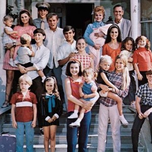 YOURS, MINE AND OURS, Lucille Ball, Henry Fonda, (upper right), with children Gregory Atkins, Lynnell Atkins, Kimberly Beck, Kevin Burchett, Suzanne Cupito, Maralee Foster, Gary Goetzman, Margot Jane, Jennifer Leak, Tim Matheson, Tracy Nelson, Holly O'Brie