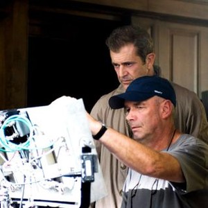EDGE OF DARKNESS, director Martin Campbell (back), Mel Gibson, on set, 2010. ph: Macall Polay/©Warner Bros. Pictures