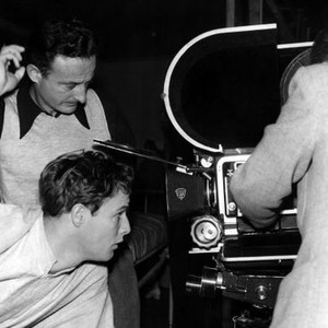 THE MEN, Director Fred Zinnemann, Marlon Brando looking through the camera lens on the set, 1950