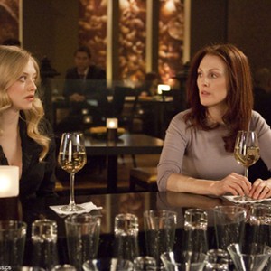 (L-R) Amanda Seyfried as Chloe and Julianne Moore as Catherine in "Chloe."