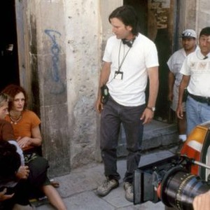 THE MEXICAN, Brad Pitt, Julia Roberts, director Gore Verbinski (center), on set, 2001. ©DreamWorks