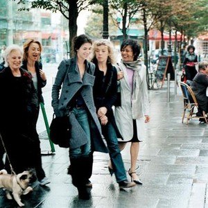 PRETE-MOI TA MAIN, Bernadette Lafont (second from left, white hair), Charlotte Gainsbourg (fourth from left, gray coat), 2006. ©Mars Distribution