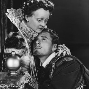 THE PRIVATE LIVES OF ELIZABETH AND ESSEX, from left: Bette Davis as Queen Elizabeth I, Errol Flynn as The Earl of Essex, 1939