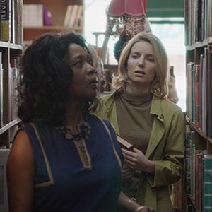 (L-R) Alfre Woodard as Evelyn and Annabelle Wallis as Mia in "Annabelle." photo 9