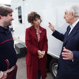 PADDINGTON, from left: director Paul King, Sally Hawkins, writer Michael Bond, on set, 2014. ph: Laurie Sparham/©Weinstein Company