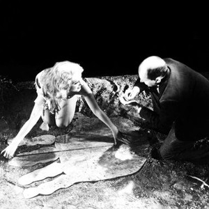 KING KONG, Fay Wray, producer Merian C. Cooper on set measuring King Kong's handprint, 1933