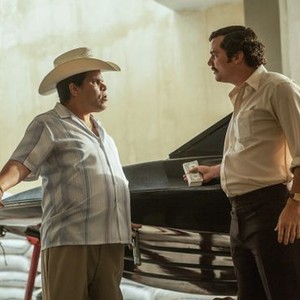 Narcos, Luis Guzman (L), Wagner Moura (R), 'Season 1', 08/28/2015, ©NETFLIX