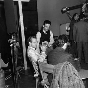 KID GLOVE KILLER, director Fred Zinnemann, Van Heflin, writer John C. Higgins on set, 1942