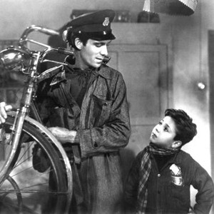 THE BICYCLE THIEF, (aka LADRI DI BICICLETTE, aka BICYCLE THIEVES), Lamberto Maggiorani, Enzo Staiola, 1948.