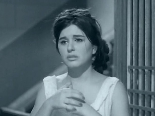 Soqolli erkak shahvoniy xonimning nam mushukini yalaydi