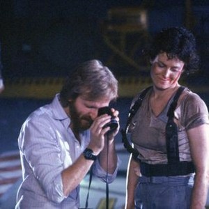 ALIENS, FROM LEFT: DIRECTOR JAMES CAMERON, SIGOURNEY WEAVER, ON SET, 1986, TM AND COPYRIGHT © 20TH CENTURY-FOX FILM CORP. ALL RIGHTS RESERVED.
