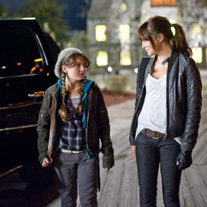 (L-R) Abigail Breslin as Little Rock and Emma Stone as Wichita in "Zombieland." photo 4