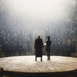 FANTASTIC BEASTS: THE CRIMES OF GRINDELWALD, FROM LEFT: JOHNNY DEPP, POPPY CORBY-TUECH, 2018./© WARNER BROS. PICTURES