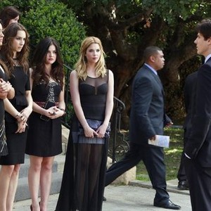 Pretty Little Liars, from left: Shay Mitchell, Troian Bellisario, Lucy Hale, Ashley Benson, Sean Faris, 'A is for A-l-i-v-e', Season 4, Ep. #1, 06/11/2013, ©KSITE
