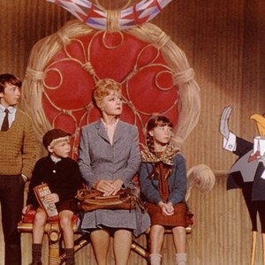BEDKNOBS AND BROOMSTICKS, from left: Ian Weighill, Roy Snart, Angela Lansbury, Cindy O'Callaghan, 1971