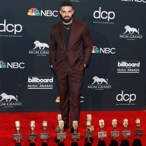 Drake in the press room for 2019 Billboard Music Awards - Photo Room, MGM Grand Garden Arena, Las Vegas, NV May 1, 2019. Photo By: JA/Everett Collection