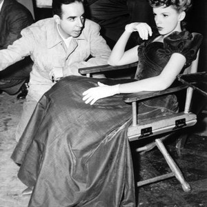 MEET ME IN ST. LOUIS, director Vincente Minnelli, Judy Garland on set, 1944