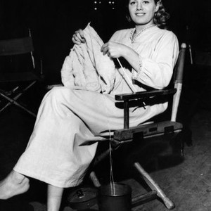 THE NIGHT OF THE HUNTER, Shelley Winters on set, 1955
