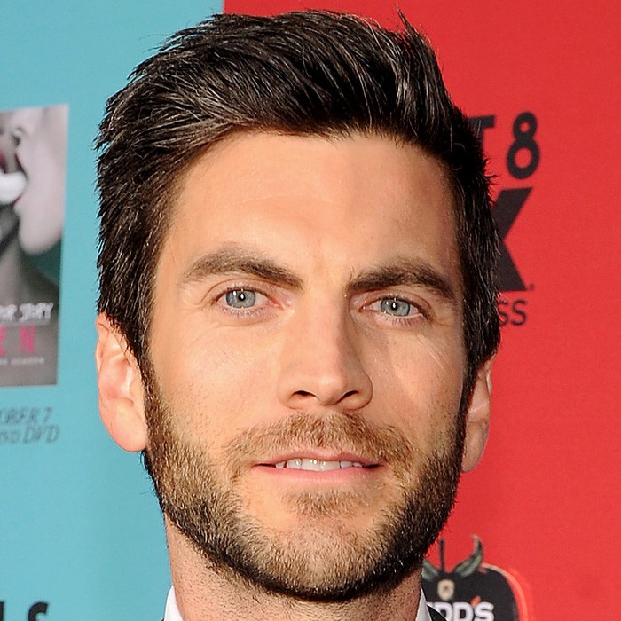 Cabelo castanho escuro e penteado clássico de Wes Bentley  em 2024