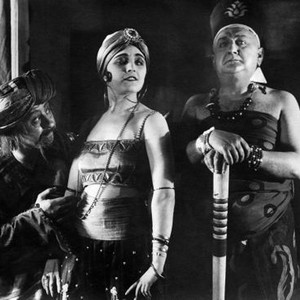 SUMURUN, (aka ONE ARABIAN NIGHT), Pola Negri (center), 1920