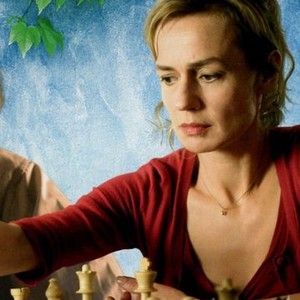 MOVIE REVIEW: 'Queen to Play' makes all the right moves