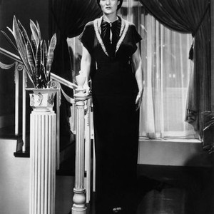 DRACULA'S DAUGHTER, Gloria Holden, in a gown by Louise Brymer, 1936