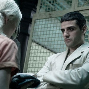 Emily Browning as Babydoll and Oscar Isaac as Blue Jones in "Sucker Punch." photo 3