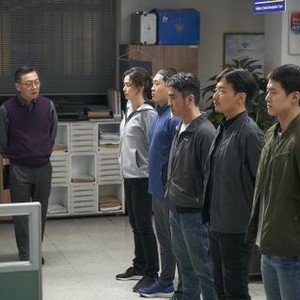 EXTREME JOB, FROM LEFT: KIM EUI-SUNG, LEE HANEE, JIN SEON-KYU, RYU SEUNG-RYONG, LEE DONG-HWI, GONG-MYONG, 2019. © CJ ENTERTAINMENT