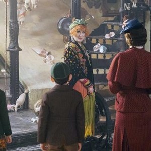MARY POPPINS RETURNS, FROM LEFT: PIXIE DAVIES, NATHANAEL SALEH, MERYL STREEP, EMILY BLUNT AS MARY POPPINS, 2018. PH: JAY MAIDMENT/© WALT DISNEY STUDIOS MOTION PICTURES