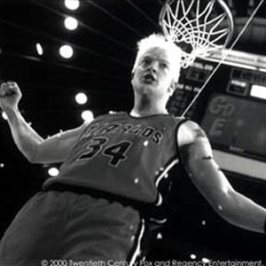 Elliot's (BRENDAN FRASER) transformation into a towering basketball superstar. photo 18