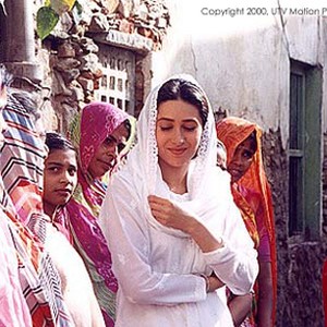Karisma Kapoor on the sets of 'Fiza' photo 10