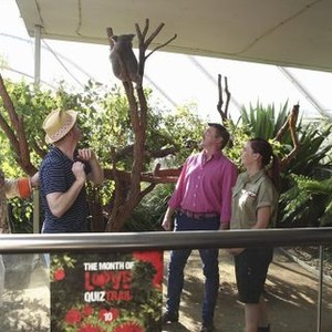 Modern Family, Eric Stonestreet (L), Jesse Tyler Ferguson (C), Rhys Darby (R), 'Australia', Season 5, Ep. #20, 04/23/2014, ©ABC