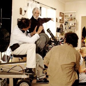 FUNNY GAMES U.S., (aka FUNNY GAMES), cinematographer Darius Khonji (left), director Michael Haneke (back, center), Naomi Watts (kneeling, second from right), on set, 2007. ©Warner Independent Pictures