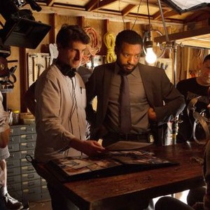 SECRET IN THEIR EYES, director Billy Ray (headphones), Chiwetel Ejiofor (beard), Julia Roberts (right), on set, 2015. ph: Karen Ballard/©STX Entertainment