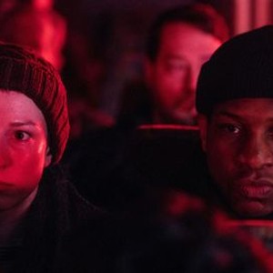 CAPTIVE STATE, FROM LEFT: CAITLIN EWALD, JONATHAN MAJORS, 2019. PHOTO: PARRISH LEWIS/© FOCUS FEATURES