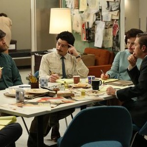 Mad Men, from left: Jay R Ferguson, Ben Feldman, Elisabeth Moss, Kevin Rahm, 'Man With a Plan', Season 6, Ep. #7, 05/12/2013, ©AMC
