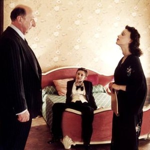 LA VIE EN ROSE, (aka LA MOME), Sylvie Testud (center), Marion Cotillard as Edith Piaf (right), 2007. ©Picturehouse