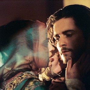 Orlando Bloom is drawn to a forbidden queen (Eva Green), in KINGDOM OF HEAVEN.