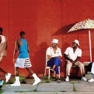 DO THE RIGHT THING, Frankie Faison (seated center), Robin Harris (seated right), 1989, © Universal