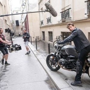 MISSION: IMPOSSIBLE - FALLOUT, DIRECTOR CHRISTOPHER MCQUARRIE (LEFT), STEADICAM OPERATOR MARCUS POHLUS (CENTER LEFT), TOM CRUISE (RIGHT), ON SET, 2018. PH: DAVID JAMES/© PARAMOUNT