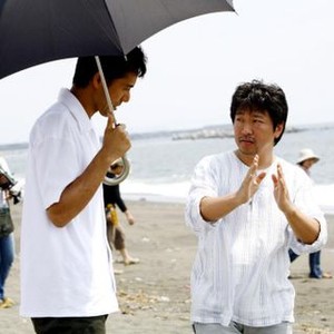 STILL WALKING, (aka ARUITEMO ARUITEMO, aka EVEN IF YOU WALK AND WALK), from left: Hiroshi Abe, director Hirokazu Koreeda, on set, 2008. Ph: Still Walking Production Committee/©IFC Films