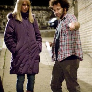 SYNECDOCHE, NEW YORK, from left: Philip Seymour Hoffman, Michelle Williams, director Charlie Kaufman, on set, 2008. ©Sony Pictures Classics
